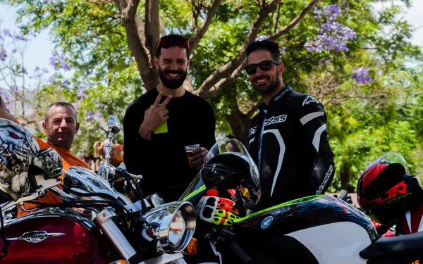Nerja, İspanya - 10 Haziran 2018 insanlar ve motosiklet motosiklet ralli bir sahil İspanyol kasabasında