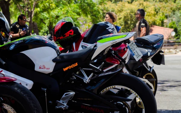 Nerja, İspanya - 10 Haziran 2018 insanlar ve motosiklet motosiklet ralli bir sahil İspanyol kasabasında