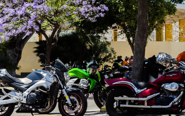 ネルハ スペイン 2018 日海辺のスペインの町で人とバイクの自転車ラリー — ストック写真