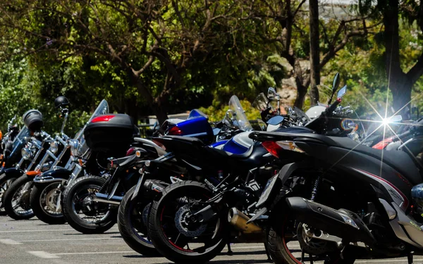 Nerja, İspanya - 10 Haziran 2018 insanlar ve motosiklet motosiklet ralli bir sahil İspanyol kasabasında