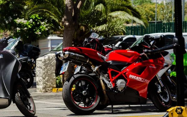 Nerja, İspanya - 10 Haziran 2018 insanlar ve motosiklet motosiklet ralli bir sahil İspanyol kasabasında