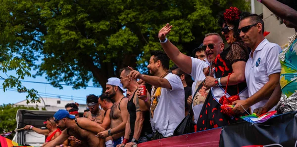 Torremolinos, İspanya - 2 Haziran 2018 Lgbt Mart eşitlik ve hoşgörü Andalucia bir kıyı kasabasında tanıtımı