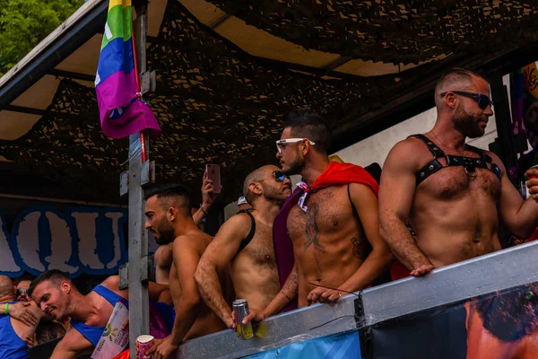 Torremolinos, İspanya - 2 Haziran 2018 Lgbt Mart eşitlik ve hoşgörü Andalucia bir kıyı kasabasında tanıtımı