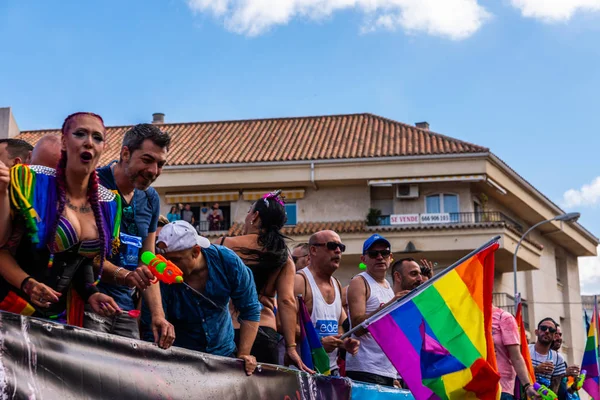 Torremolinos, İspanya - 2 Haziran 2018 Lgbt Mart eşitlik ve hoşgörü Andalucia bir kıyı kasabasında tanıtımı