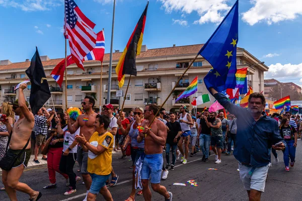 Torremolinos, İspanya - 2 Haziran 2018 Lgbt Mart eşitlik ve hoşgörü Andalucia bir kıyı kasabasında tanıtımı
