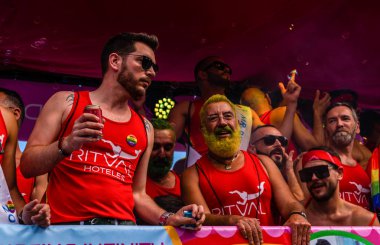 Torremolinos, İspanya - 2 Haziran 2018 Lgbt Mart eşitlik ve hoşgörü Andalucia bir kıyı kasabasında tanıtımı