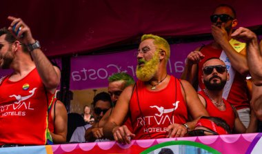 Torremolinos, İspanya - 2 Haziran 2018 Lgbt Mart eşitlik ve hoşgörü Andalucia bir kıyı kasabasında tanıtımı