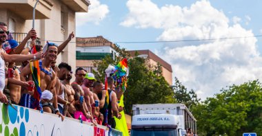 Torremolinos, İspanya - 2 Haziran 2018 Lgbt Mart eşitlik ve hoşgörü Andalucia bir kıyı kasabasında tanıtımı