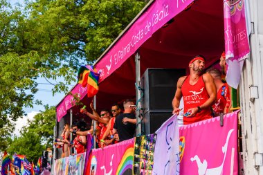 Torremolinos, İspanya - 2 Haziran 2018 Lgbt Mart eşitlik ve hoşgörü Andalucia bir kıyı kasabasında tanıtımı