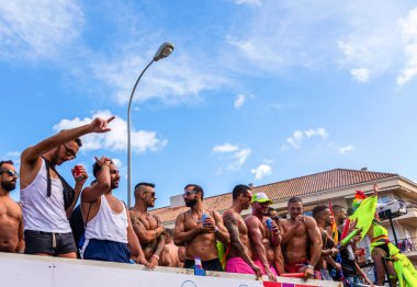Torremolinos, İspanya - 2 Haziran 2018 Lgbt Mart eşitlik ve hoşgörü Andalucia bir kıyı kasabasında tanıtımı