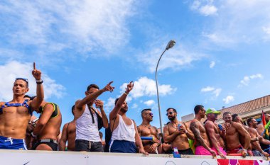 Torremolinos, İspanya - 2 Haziran 2018 Lgbt Mart eşitlik ve hoşgörü Andalucia bir kıyı kasabasında tanıtımı