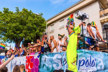 Torremolinos, İspanya - 2 Haziran 2018 Lgbt Mart eşitlik ve hoşgörü Andalucia bir kıyı kasabasında tanıtımı