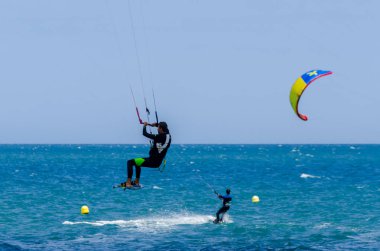 Malaga, İspanya - 25 Mayıs 2018 aktif spor pratik insanlar, güç uçurtma rüzgarlı bir koyda kullanarak sürme dalga