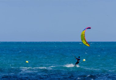 Malaga, İspanya - 25 Mayıs 2018 aktif spor pratik insanlar, güç uçurtma rüzgarlı bir koyda kullanarak sürme dalga