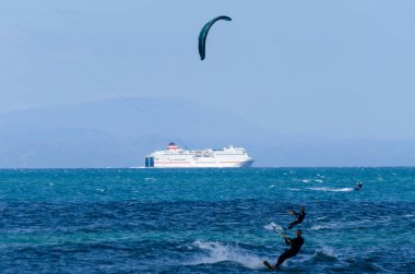 Malaga, İspanya - 25 Mayıs 2018 aktif spor pratik insanlar, güç uçurtma rüzgarlı bir koyda kullanarak sürme dalga