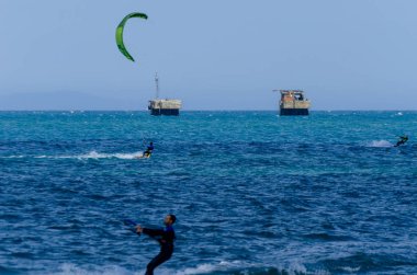 Malaga, İspanya - 25 Mayıs 2018 aktif spor pratik insanlar, güç uçurtma rüzgarlı bir koyda kullanarak sürme dalga