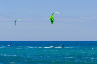 Malaga, İspanya - 25 Mayıs 2018 aktif spor pratik insanlar, güç uçurtma rüzgarlı bir koyda kullanarak sürme dalga