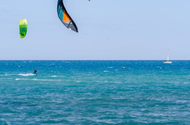 Malaga, İspanya - 25 Mayıs 2018 aktif spor pratik insanlar, güç uçurtma rüzgarlı bir koyda kullanarak sürme dalga