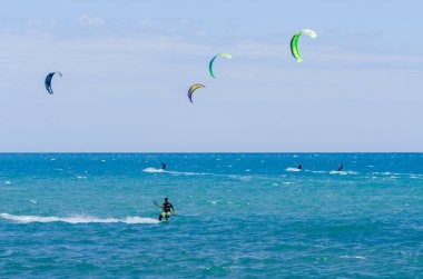 Malaga, İspanya - 25 Mayıs 2018 aktif spor pratik insanlar, güç uçurtma rüzgarlı bir koyda kullanarak sürme dalga