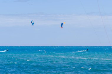 Malaga, İspanya - 25 Mayıs 2018 aktif spor pratik insanlar, güç uçurtma rüzgarlı bir koyda kullanarak sürme dalga