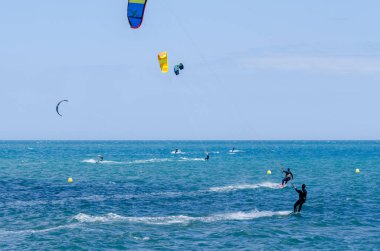 Malaga, İspanya - 25 Mayıs 2018 aktif spor pratik insanlar, güç uçurtma rüzgarlı bir koyda kullanarak sürme dalga