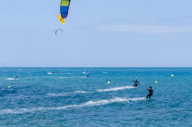 Malaga, İspanya - 25 Mayıs 2018 aktif spor pratik insanlar, güç uçurtma rüzgarlı bir koyda kullanarak sürme dalga