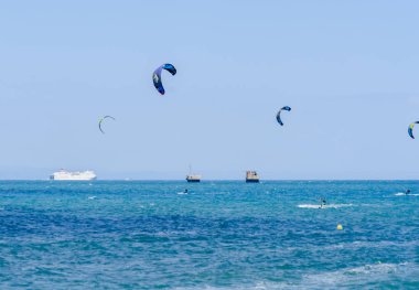 Malaga, İspanya - 25 Mayıs 2018 aktif spor pratik insanlar, güç uçurtma rüzgarlı bir koyda kullanarak sürme dalga