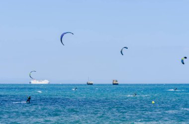 Malaga, İspanya - 25 Mayıs 2018 aktif spor pratik insanlar, güç uçurtma rüzgarlı bir koyda kullanarak sürme dalga