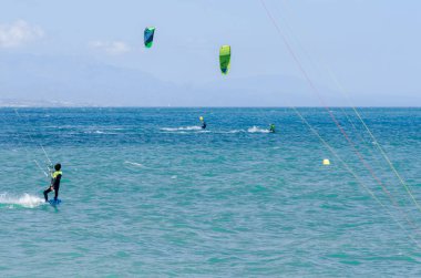 Malaga, İspanya - 25 Mayıs 2018 aktif spor pratik insanlar, güç uçurtma rüzgarlı bir koyda kullanarak sürme dalga