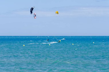 Malaga, İspanya - 25 Mayıs 2018 aktif spor pratik insanlar, güç uçurtma rüzgarlı bir koyda kullanarak sürme dalga