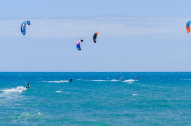 Malaga, İspanya - 25 Mayıs 2018 aktif spor pratik insanlar, güç uçurtma rüzgarlı bir koyda kullanarak sürme dalga