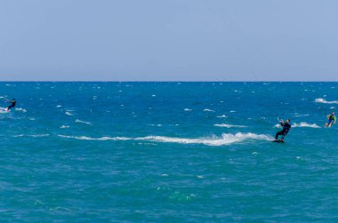 Malaga, İspanya - 25 Mayıs 2018 aktif spor pratik insanlar, güç uçurtma rüzgarlı bir koyda kullanarak sürme dalga