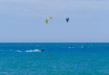 Malaga, İspanya - 25 Mayıs 2018 aktif spor pratik insanlar, güç uçurtma rüzgarlı bir koyda kullanarak sürme dalga