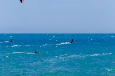 Malaga, İspanya - 25 Mayıs 2018 aktif spor pratik insanlar, güç uçurtma rüzgarlı bir koyda kullanarak sürme dalga
