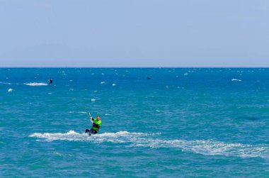 Malaga, İspanya - 25 Mayıs 2018 aktif spor pratik insanlar, güç uçurtma rüzgarlı bir koyda kullanarak sürme dalga