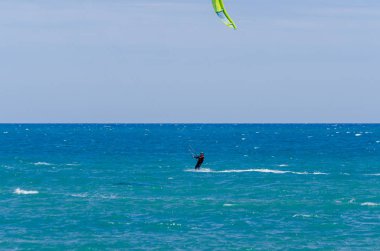 Malaga, İspanya - 25 Mayıs 2018 aktif spor pratik insanlar, güç uçurtma rüzgarlı bir koyda kullanarak sürme dalga