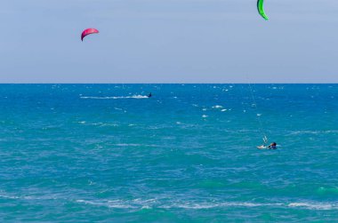 Malaga, İspanya - 25 Mayıs 2018 aktif spor pratik insanlar, güç uçurtma rüzgarlı bir koyda kullanarak sürme dalga