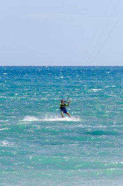 Malaga, İspanya - 25 Mayıs 2018 aktif spor pratik insanlar, güç uçurtma rüzgarlı bir koyda kullanarak sürme dalga