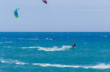 Malaga, İspanya - 25 Mayıs 2018 aktif spor pratik insanlar, güç uçurtma rüzgarlı bir koyda kullanarak sürme dalga