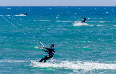 Malaga, İspanya - 25 Mayıs 2018 aktif spor pratik insanlar, güç uçurtma rüzgarlı bir koyda kullanarak sürme dalga
