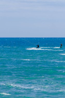 Malaga, İspanya - 25 Mayıs 2018 aktif spor pratik insanlar, güç uçurtma rüzgarlı bir koyda kullanarak sürme dalga