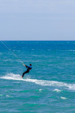 Malaga, İspanya - 25 Mayıs 2018 aktif spor pratik insanlar, güç uçurtma rüzgarlı bir koyda kullanarak sürme dalga