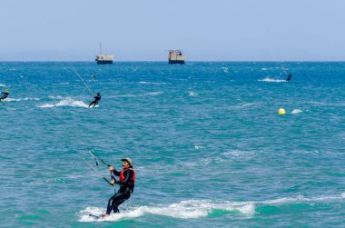 Malaga, İspanya - 25 Mayıs 2018 aktif spor pratik insanlar, güç uçurtma rüzgarlı bir koyda kullanarak sürme dalga