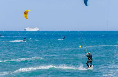 Malaga, İspanya - 25 Mayıs 2018 aktif spor pratik insanlar, güç uçurtma rüzgarlı bir koyda kullanarak sürme dalga