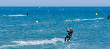 Malaga, İspanya - 25 Mayıs 2018 aktif spor pratik insanlar, güç uçurtma rüzgarlı bir koyda kullanarak sürme dalga