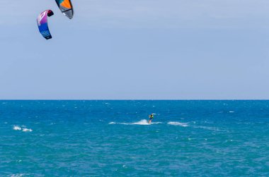 Malaga, İspanya - 25 Mayıs 2018 aktif spor pratik insanlar, güç uçurtma rüzgarlı bir koyda kullanarak sürme dalga