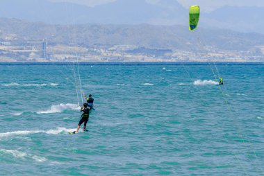 Malaga, İspanya - 25 Mayıs 2018 aktif spor pratik insanlar, güç uçurtma rüzgarlı bir koyda kullanarak sürme dalga