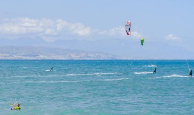 Malaga, İspanya - 25 Mayıs 2018 aktif spor pratik insanlar, güç uçurtma rüzgarlı bir koyda kullanarak sürme dalga