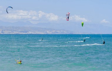 Malaga, İspanya - 25 Mayıs 2018 aktif spor pratik insanlar, güç uçurtma rüzgarlı bir koyda kullanarak sürme dalga