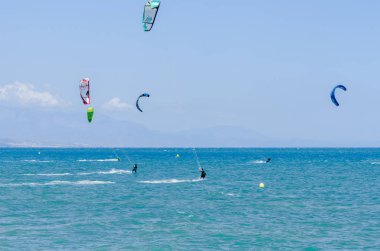Malaga, İspanya - 25 Mayıs 2018 aktif spor pratik insanlar, güç uçurtma rüzgarlı bir koyda kullanarak sürme dalga